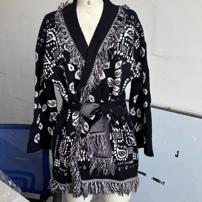 Kimono Strickmantel Schwarz Weiß mit Fransen, Vorderansicht