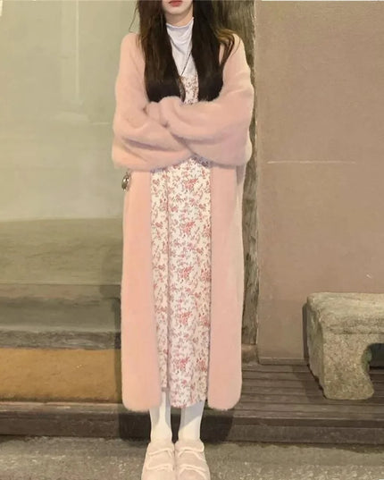 Weißer Oversize-Strickmantel, Rückansicht, bodenlange Länge