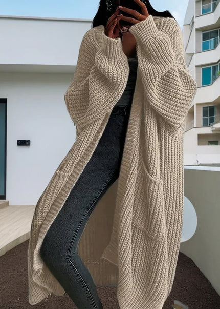 Beiger Oversize Strickmantel aus Grobstrick mit V-Ausschnitt, Ganzaufnahme vorne