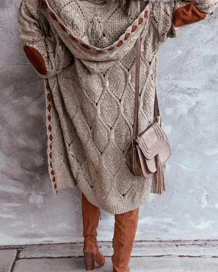 Weinroter Strickmantel mit Kapuze, Rückansicht mit Ellenbogen-Patches