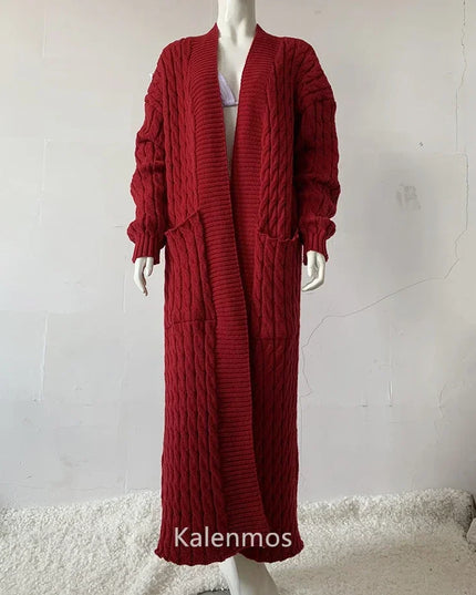 Weinroter Strickmantel mit Zopfmuster - bodenlange Damen-Strickjacke mit V-Ausschnitt