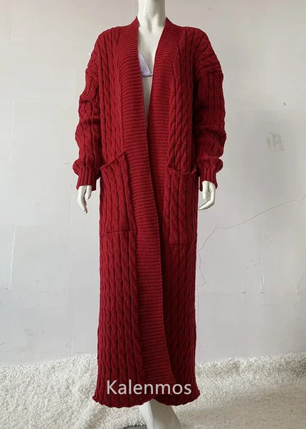 Weinroter Strickmantel mit Zopfmuster - bodenlange Damen-Strickjacke mit V-Ausschnitt