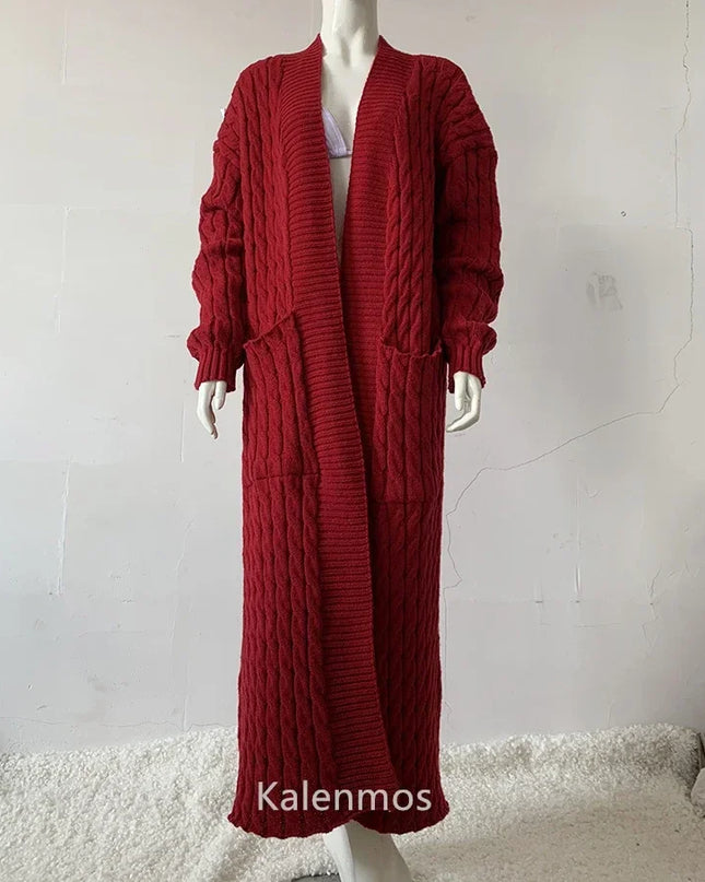 Weinroter Strickmantel mit Zopfmuster - bodenlange Damen-Strickjacke mit V-Ausschnitt