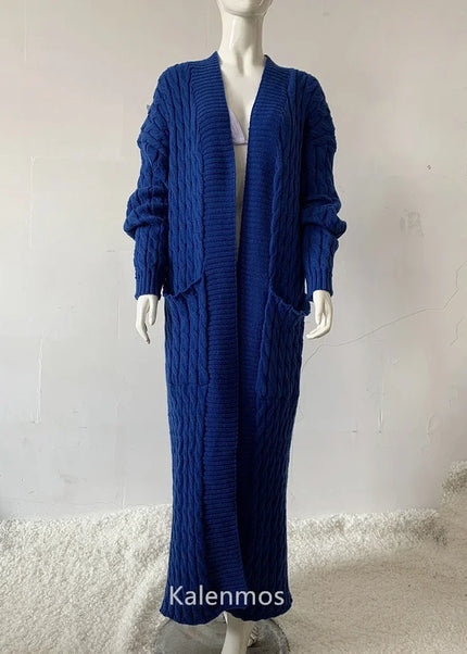 Royalblauer Strickmantel mit Zopfmuster - Ganzaufnahme