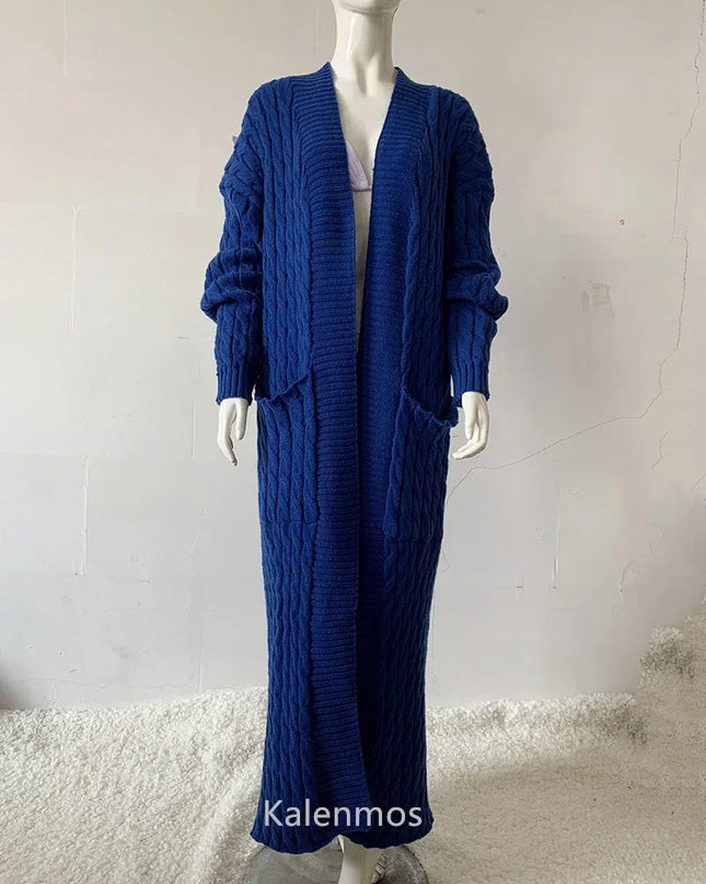 Royalblauer Strickmantel mit Zopfmuster - Ganzaufnahme
