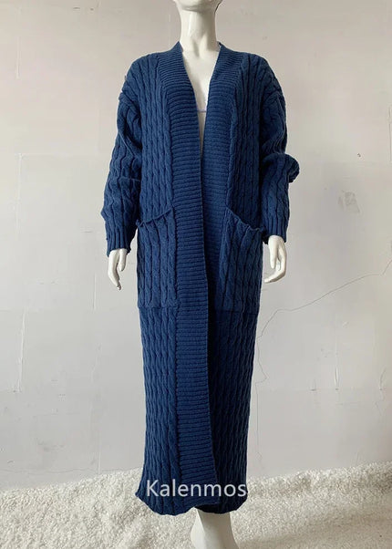 Dunkelblauer Strickmantel mit Zopfmuster, bodenlang, von vorne