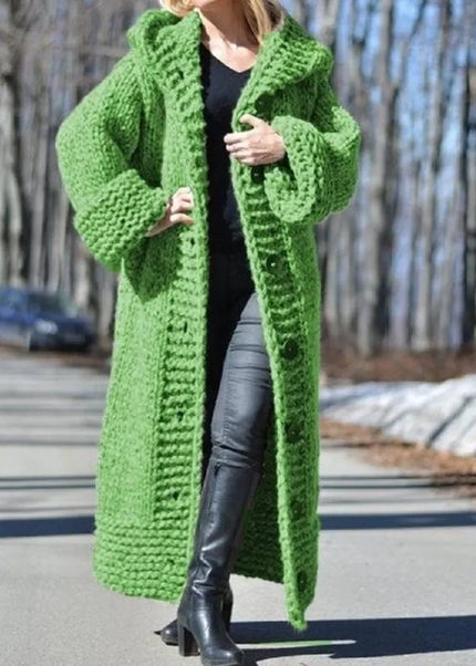 Grüner Strickmantel mit Kapuze in Grobstrick, knielang, von vorne