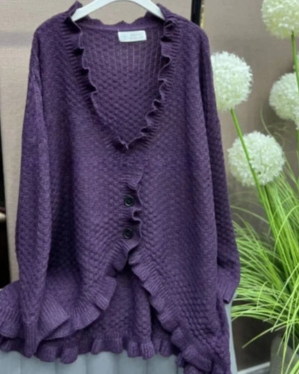 Lila Strickmantel mit Rüschen, Detail der Rüschenkante am Saum