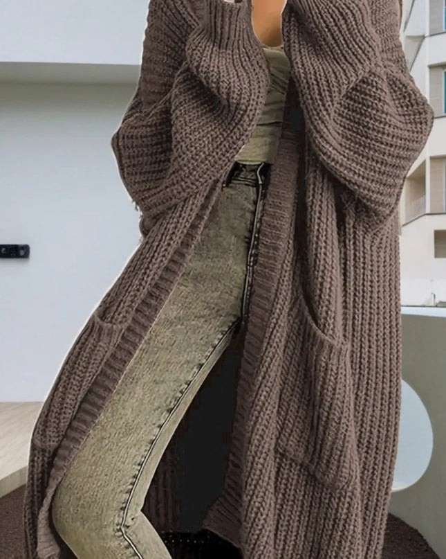 Olivgrüner Strickmantel, Rückansicht bodenlang