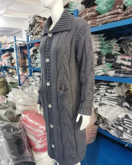 Türkiser Strickmantel mit Zopfmuster und Kapuze von der Seite