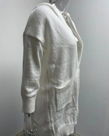 Weißer Strickmantel mit Kapuze, Taschen im Detail