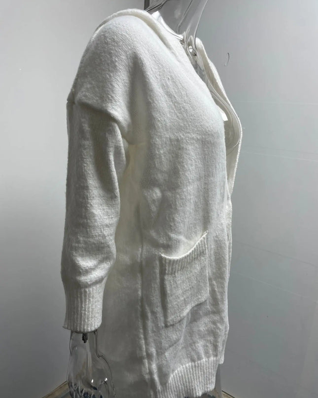 Weißer Strickmantel mit Kapuze, Taschen im Detail