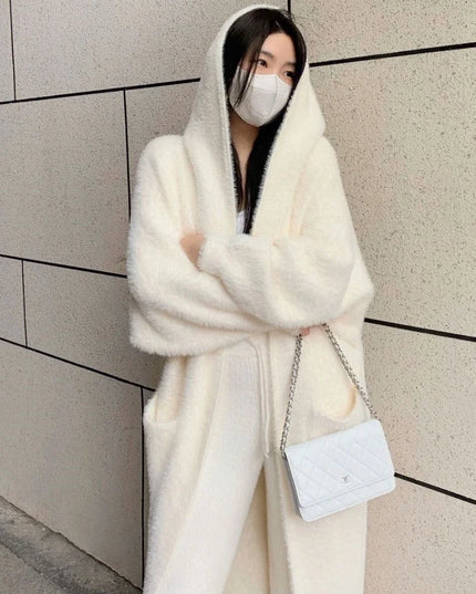 Weißer flauschiger Strickmantel mit Kapuze - Frontansicht
