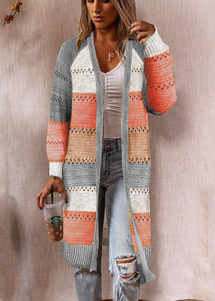 Grauer Strickmantel Colorblock mit Streifen in Weiß, Orange und Beige, Vorderansicht