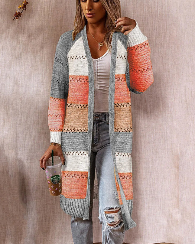 Grauer Strickmantel Colorblock mit Streifen in Weiß, Orange und Beige, Vorderansicht