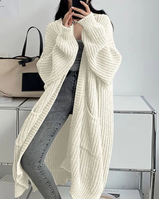 Brauner Strickmantel im Oversize-Schnitt, Seitenansicht mit Taschen