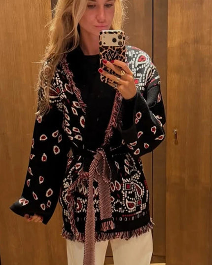 Schwarzer Strickmantel mit Gürtel und Paisley-Muster in Frontansicht