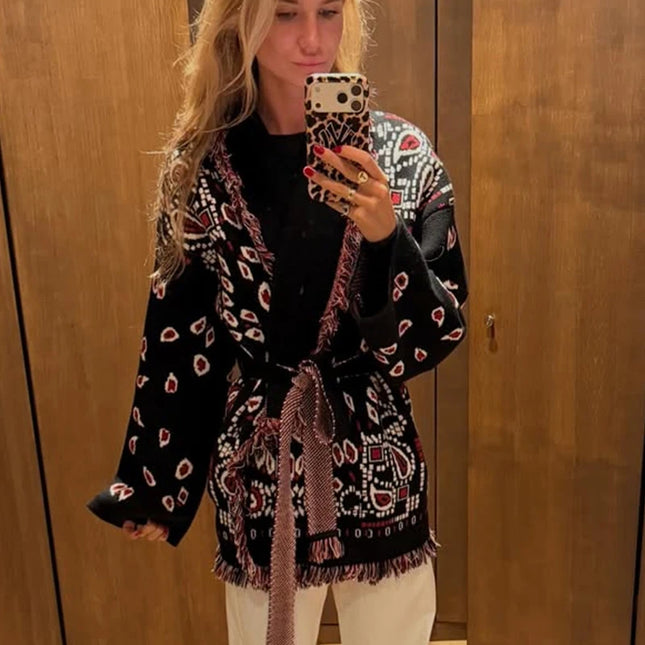 Schwarzer Strickmantel mit Gürtel und Paisley-Muster in Frontansicht