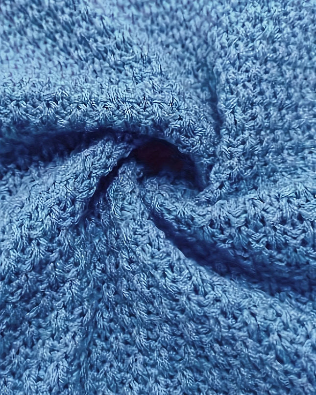 Rückansicht des hellblauen Zopfstrickmantels in großen Größen