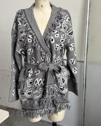 Grau gemusterter Strickmantel mit Gürtel - Vorderansicht mit Paisley-Muster