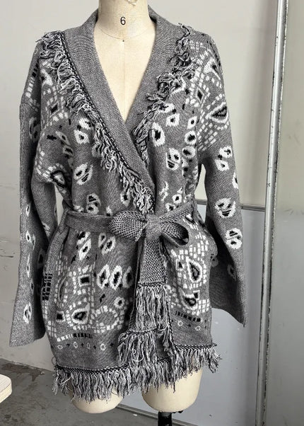 Grau gemusterter Strickmantel mit Gürtel - Vorderansicht mit Paisley-Muster