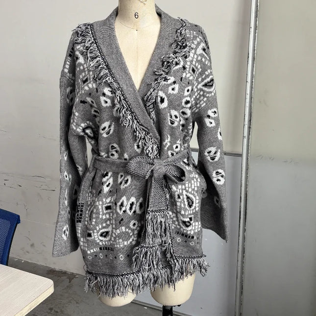 Grau gemusterter Strickmantel mit Gürtel - Vorderansicht mit Paisley-Muster