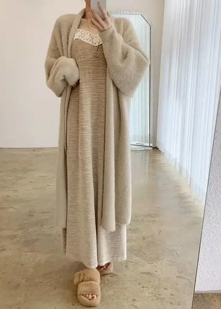 Beiger Strickmantel flauschig lang in Ganzansicht