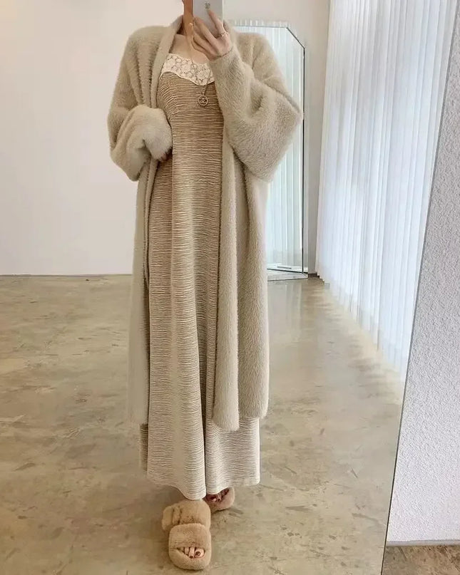 Beiger Strickmantel flauschig lang in Ganzansicht