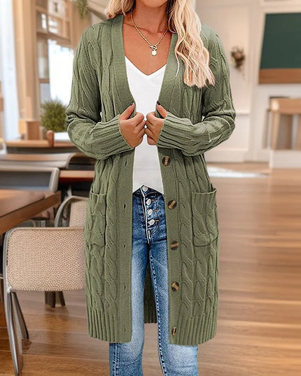 Grauer Strickmantel mit Zopfmuster und Knopfleiste, Detail