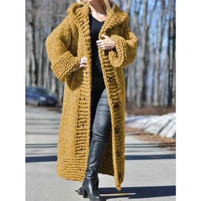 Roter Strickmantel mit Kapuze und Knopfleiste