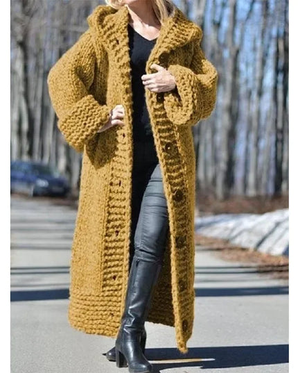 Blauer Strickmantel mit Kapuze, Seitenansicht, dicke Maschen