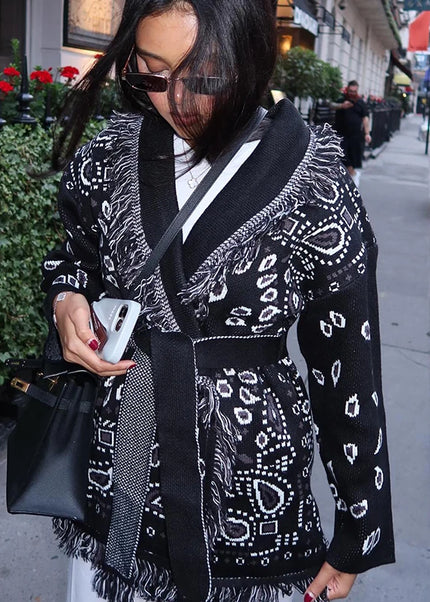 Schwarz weiß gemusterter Strickmantel mit Bindegürtel und Paisley-Muster