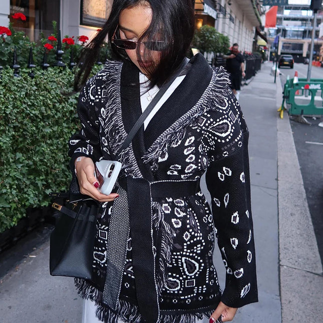 Schwarz weiß gemusterter Strickmantel mit Bindegürtel und Paisley-Muster