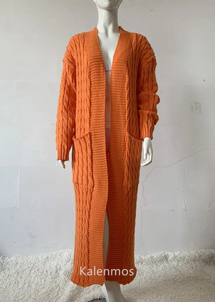 Oranger Strickmantel mit Zopfmuster, Ganzaufnahme von vorne
