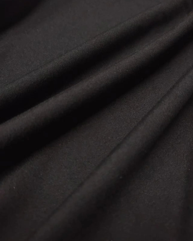 Schwarzer Strickmantel mit langen Ärmeln und Taschen