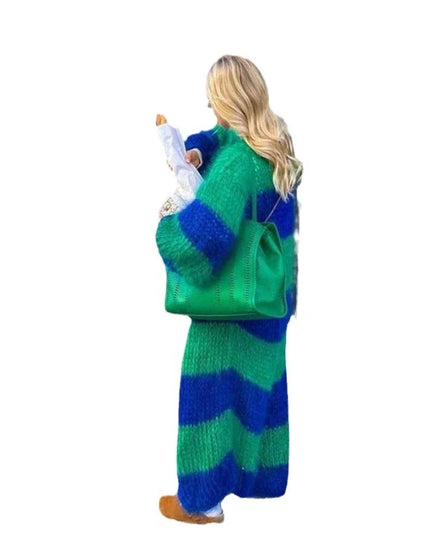 Strickmantel von hinten, knielanger Schnitt