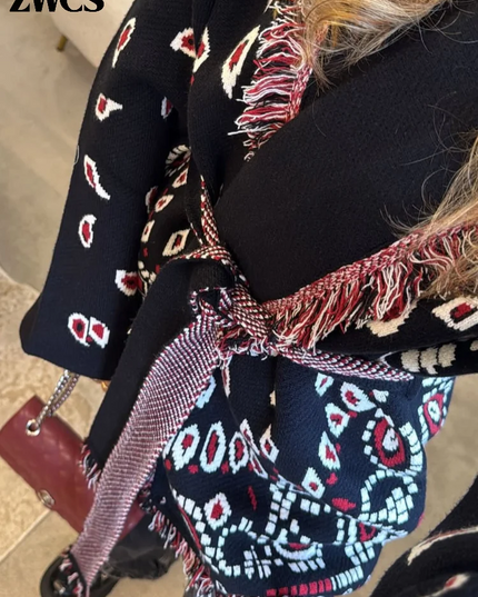 Schwarzer Strickmantel mit Bandana-Muster, Detail des Schalkragens und Bindegürtels