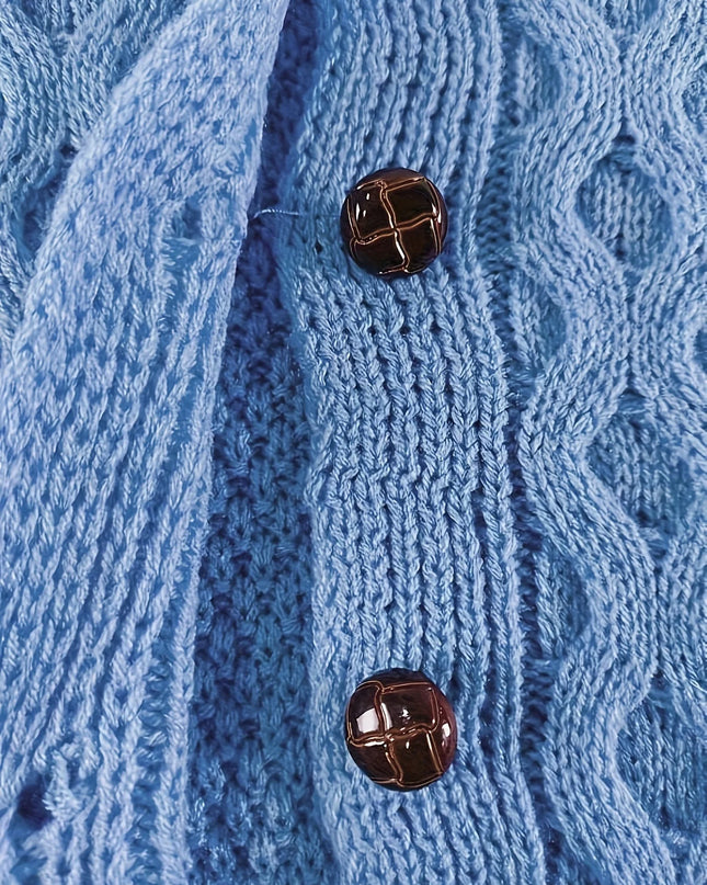 Hellblauer Strickmantel im Zopfmuster, Kragenansicht